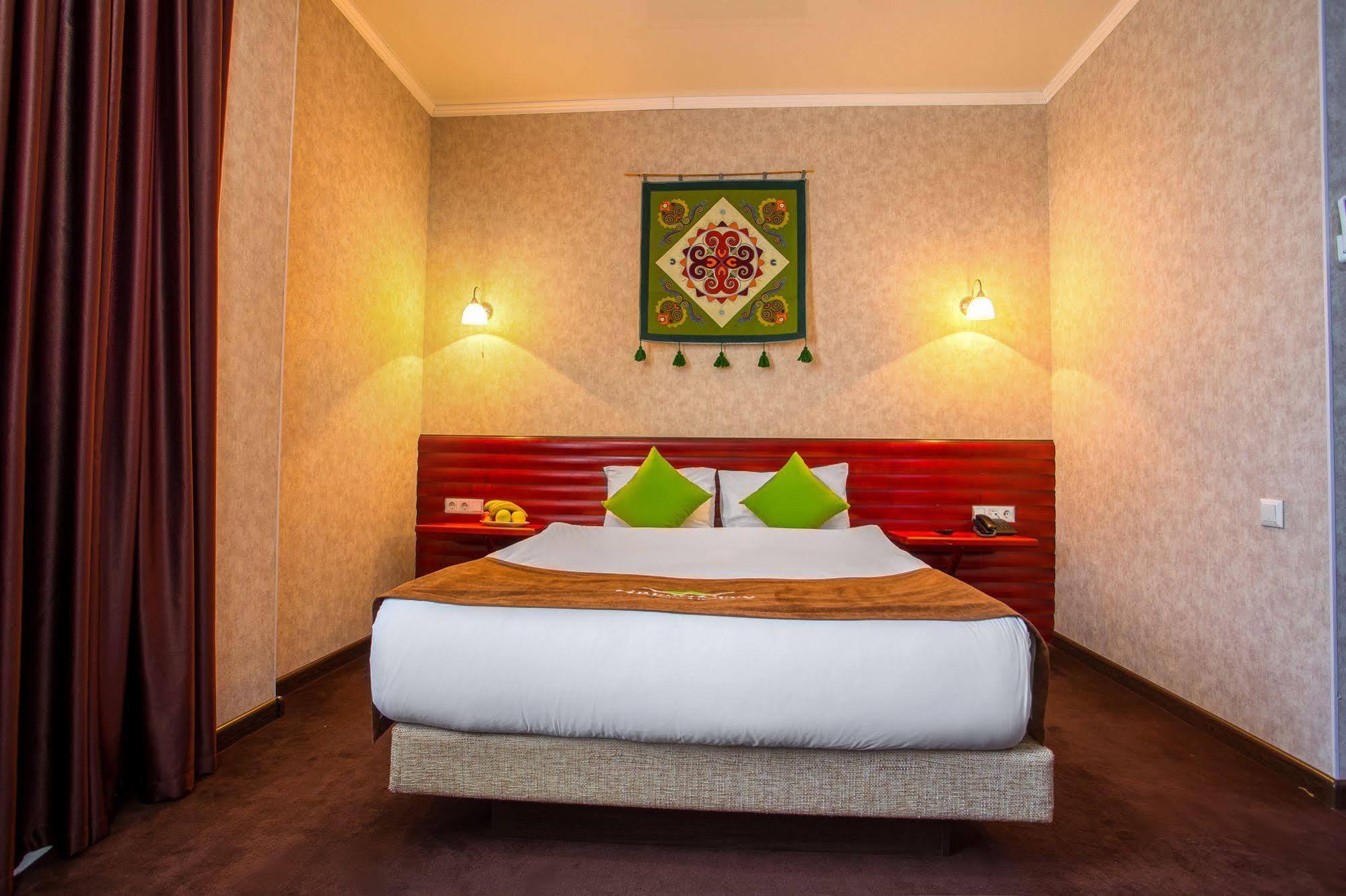 Green City Hotel Бішкек Екстер'єр фото